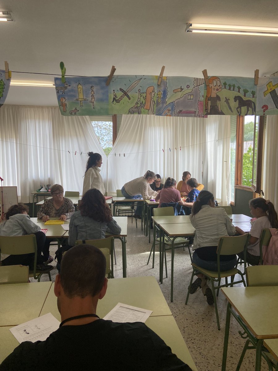 LastraPili's tweet photo. Comencem la setmana amb tallers per families! #matematiquesenfamilia ✨
Com pensen i raonen les #matematiques  els vostres fills?? Va famílies , ara ens ajudeu vosaltres !!✨
Gràcies @PaulaSerentill @Cecielprat @RosaMariaSalaPi 
#formacio @EDBARCANOVA https://t.co/NCvkm49Kxc