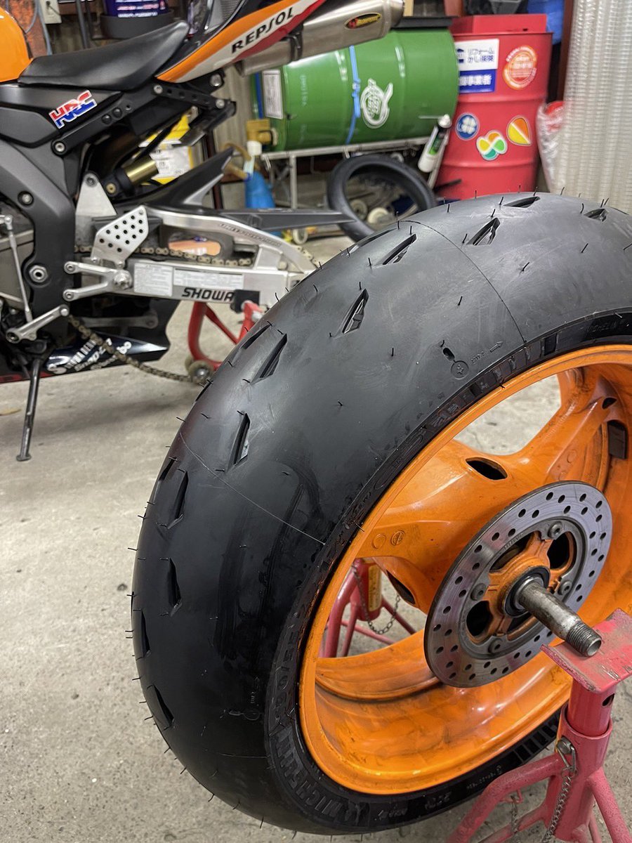 honda__sc57's tweet photo. #sc57
#cbr1000rr
#michelin
#cup2 https://t.co/QwfM7hQAzS