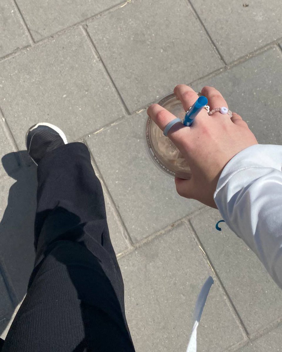 1lEEKN's tweet photo. жарко невыносимо спасает только кофич https://t.co/KeZYSvdU3k