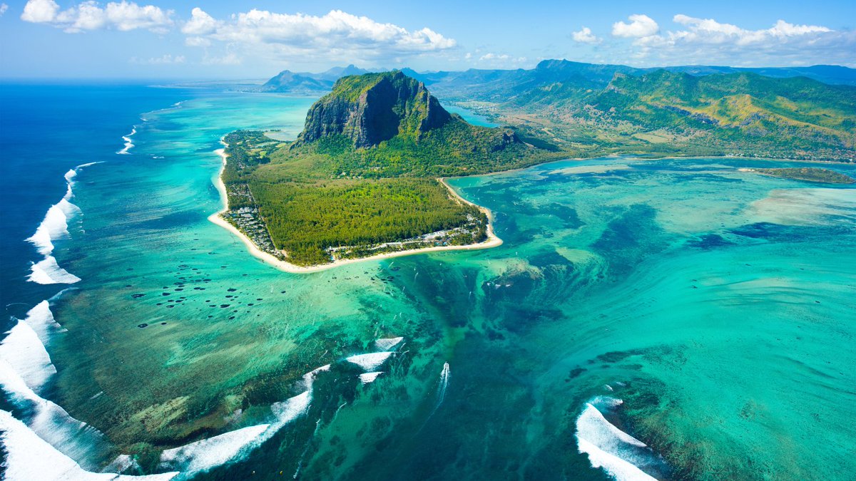 In the Mauritius Island an amazing optical illusion happens! It’s created by the sand that slowly falls into the abyss of the ocean and it takes the name of underwater waterfalls. Stunning! 🌊