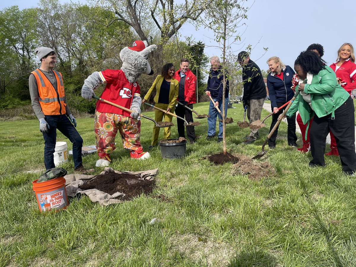 Thank you to the @NFLGreen, @VerizonGreen, @BTG_KC, and the @Chiefs for coming to Dunbar Park this morning to plant 25 trees along the walking path. 

This will improve air quality and help make the park a more comfortable place to be for all. 🤍🌳