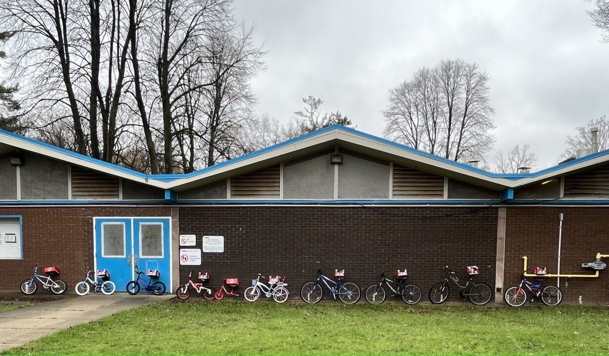 SmytheParkTO's tweet photo. When the community works together beautiful things happen. 9 bikes were given away for free, we cleaned the park, and socialized. Thank you to @TPSKellySkinner &amp; team for picking up &amp; delivering the bikes, @YSWClimateAct for organizing &amp; all Friends who picked up litter #EarthDay https://t.co/Rkj27Xi3be