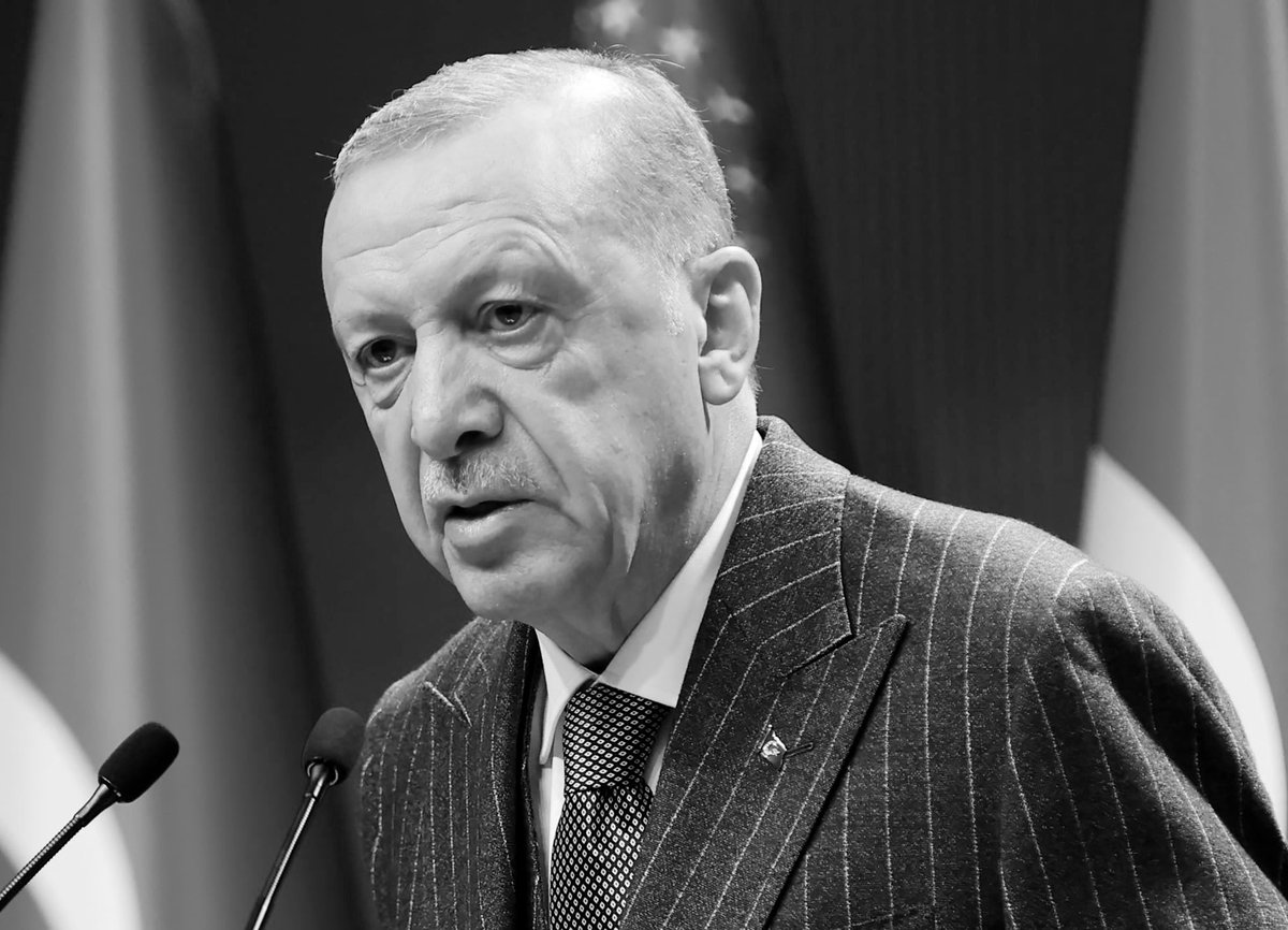 ينتظر الغرب هزيمتك بزجاجات ( الشمبانيا ) 
وينتظر المسلمون فوزك بتكبيرات ( المآذن ) 
ستنتصر يارجب .. وستقرأ 
( إنّا فتحنا لك فتحاً مُبينا ) 

اللهم انصر  #اردوغان يا الله .