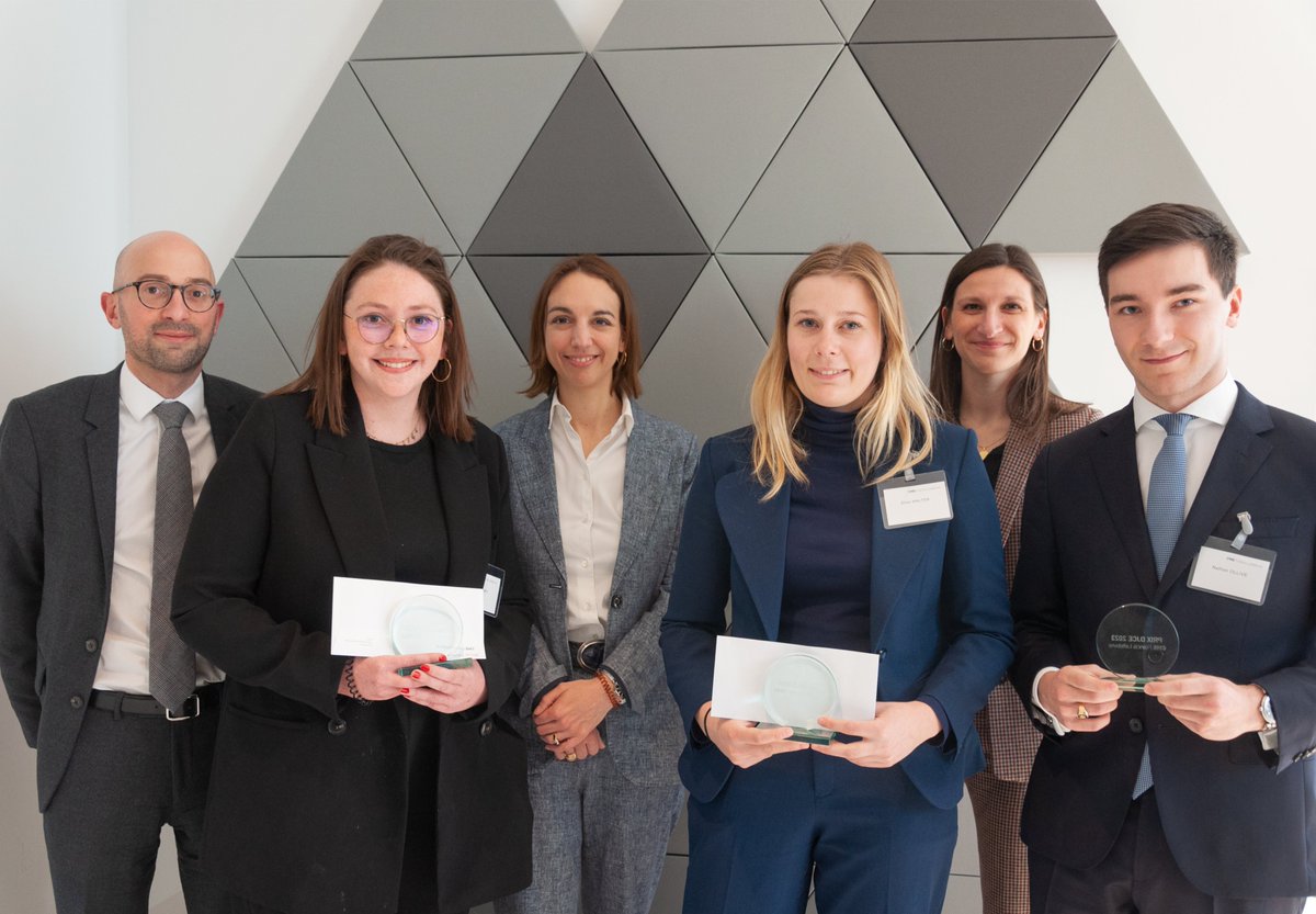 cms_fl's tweet photo. Nous avons le plaisir de vous annoncer les lauréats de l'édition 2023 du Prix DJCE @cms_fl : Anna Savary (@DJCECergy), Nathan Ollive (Magistère Juriste d'Affaires - DJCE Paris II) et Elise Walter (@DJCE_Strasbourg). Nous les félicitons chaleureusement !
#Talents #Prix #DJCE https://t.co/2Ip7tXbSbW