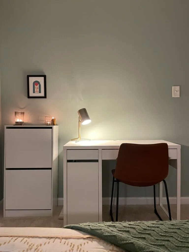 Tin_House's tweet image. &quot;I like that [my writing desk] is a usefully blank slate every time I sit down to it, that it makes room just for me and my attention to the work.&quot;

@JaymeRingleb author of poetry colleciton ✨ So Tall It Ends in Heaven talks to @writingroutine5 ! 

buff.ly/3n1joRQ