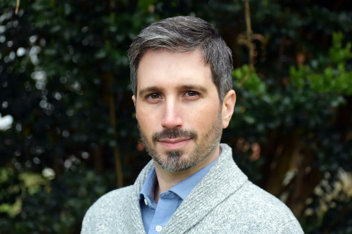 Tin_House's tweet image. &quot;I like that [my writing desk] is a usefully blank slate every time I sit down to it, that it makes room just for me and my attention to the work.&quot;

@JaymeRingleb author of poetry colleciton ✨ So Tall It Ends in Heaven talks to @writingroutine5 ! 

buff.ly/3n1joRQ