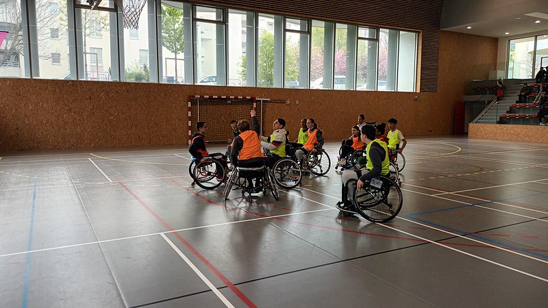 Les_Yvelines's tweet photo. #Sport 🧑‍🦯 La semaine dernière, l'Institut de Santé Parasport Connecté, soutenu par le Département, a organisé la journée "Parasc'Olympique" : l'occasion pour les élèves du collège Maryse Bastié de @velizy de découvrir et de s'initier aux parasports.
➡️ https://t.co/71S7QPOutR https://t.co/C2zXBpXm3g