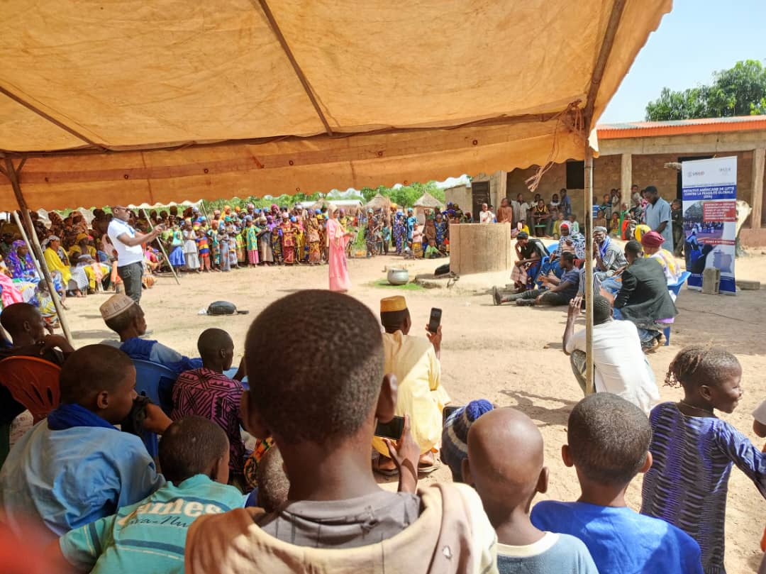 ndicotedivoire's tweet photo. 1 257 femmes, jeunes et leaders communautaires ont été sensibilisés par le théâtre, du 13 au 18 avril, à Torla, Flabougou et N'Gandana, aux frontières avec le Mali et le Burkina Faso.
Une initiative du @NDI  🇨🇮
#GlobalFragilityAct
#CivPaix
@USAID https://t.co/W2eUFkk8qQ