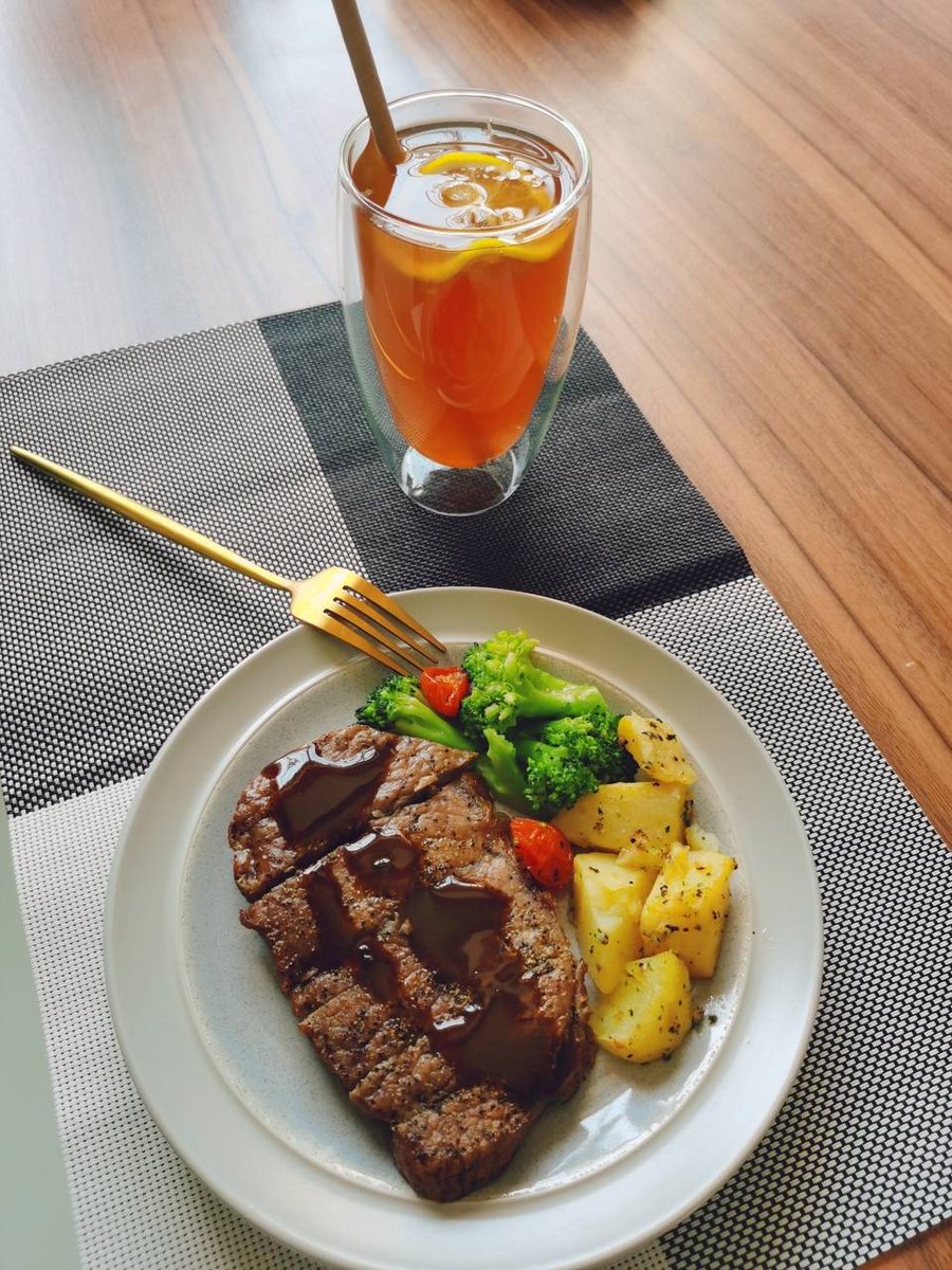 A black pepper steak, a little potato and broccoli, and a cup of lemon tea is my lunch. #MondayLunch