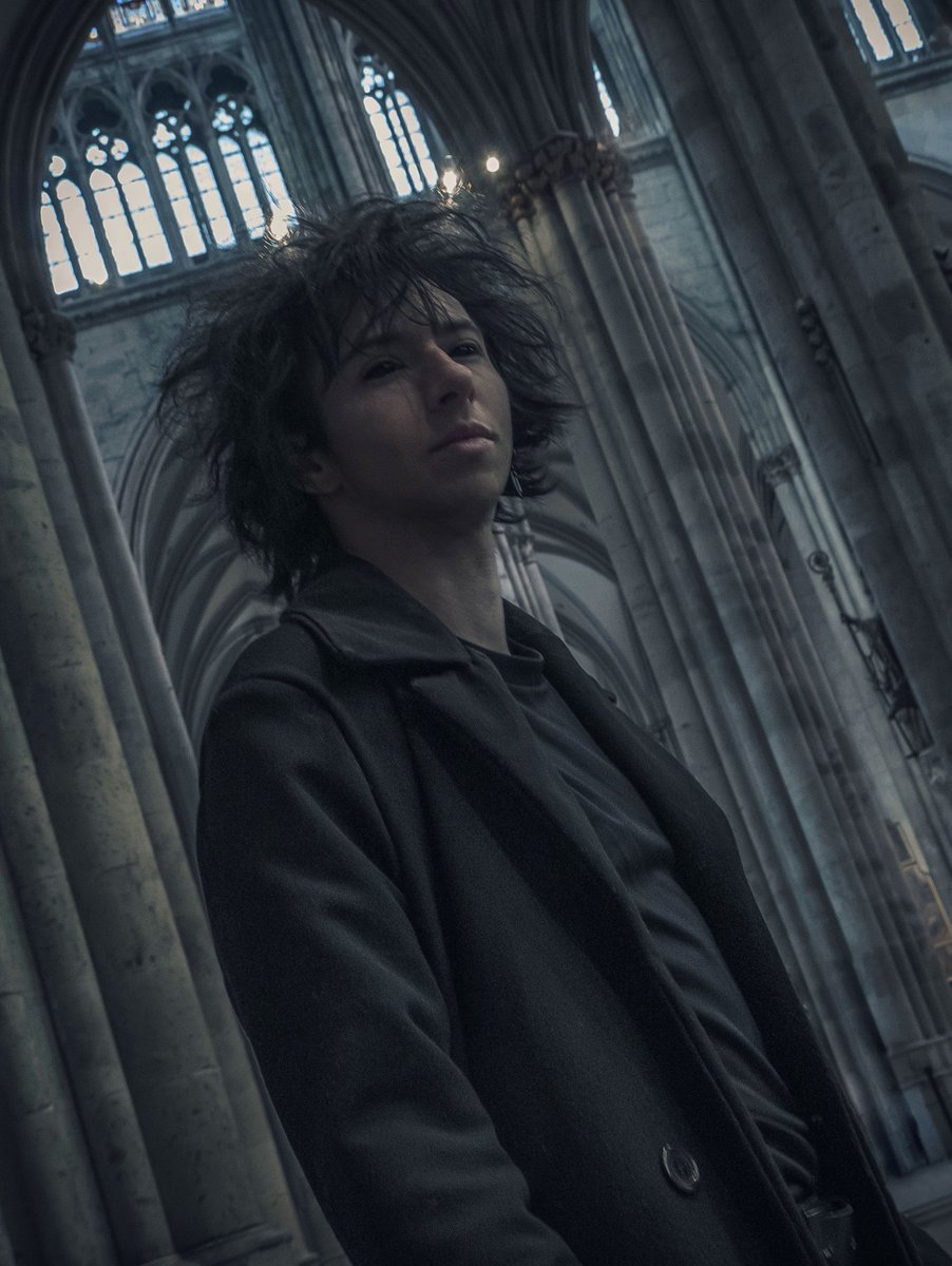 highwinds2c's tweet photo. Gorgeous pictures taken by @BugsCosHell  during our köln adventure.  Like fuuu they're so beautiful. The Dom is such a perfect location for Sandman photos. 
#TheSandman #cosplay #Morpheus https://t.co/RCQZO8ebLt