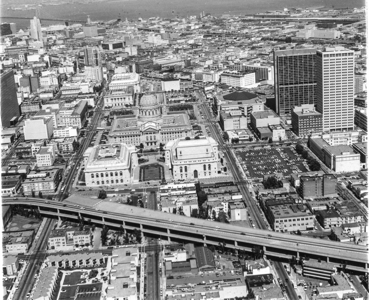 DavidGallagher's tweet photo. Central Freeway, 1970s
Passing west of the Civic Center, it created a deep division between that cut Hayes Valley in half. Here's the view from Fulton Street, 1963. Also: the former Commerce High football field, now the site of the Symphony Hall, here as a parking lot #sfhistory https://t.co/J7BBzLt2Wl