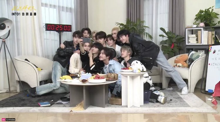 paistarfish's tweet image. ไลฟ์ครั้งสุดท้ายในฐานะ INTO1 ดีใจที่ได้รู้จักทั้ง 11 คนนะคะ ขอบคุณทุกความสุขและรอยยิ้มที่มีให้แก่กันมาตลอด ขอให้ทุกคนก้าวเดินไปข้างหน้าที่ราบรื่น เป็นเส้นทางที่มีรอยยิ้มและความสนุกได้ในทุกๆวันนะคะ ❤️❤️❤️

PATRICK LET'S SOLO
#INTO1PatrickFarewell
#INTO1InTheGraduationDay