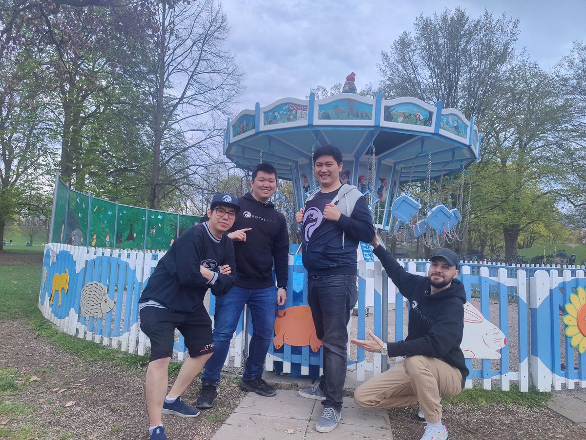 RoyalBlue_GG's tweet photo. Servus! Vergangenes Wochenende waren @IReverseACEI, @Symphonus, @theCkAron &amp; @Forry140 in München bei #FUNtainment zur @cfvanguard_en Shop Challenge. In der bayerischen Landeshauptstadt muss RoyalBlue natürlich die Flagge hochhalten! 

#TCG #tradingcards https://t.co/xyohw2zm1b