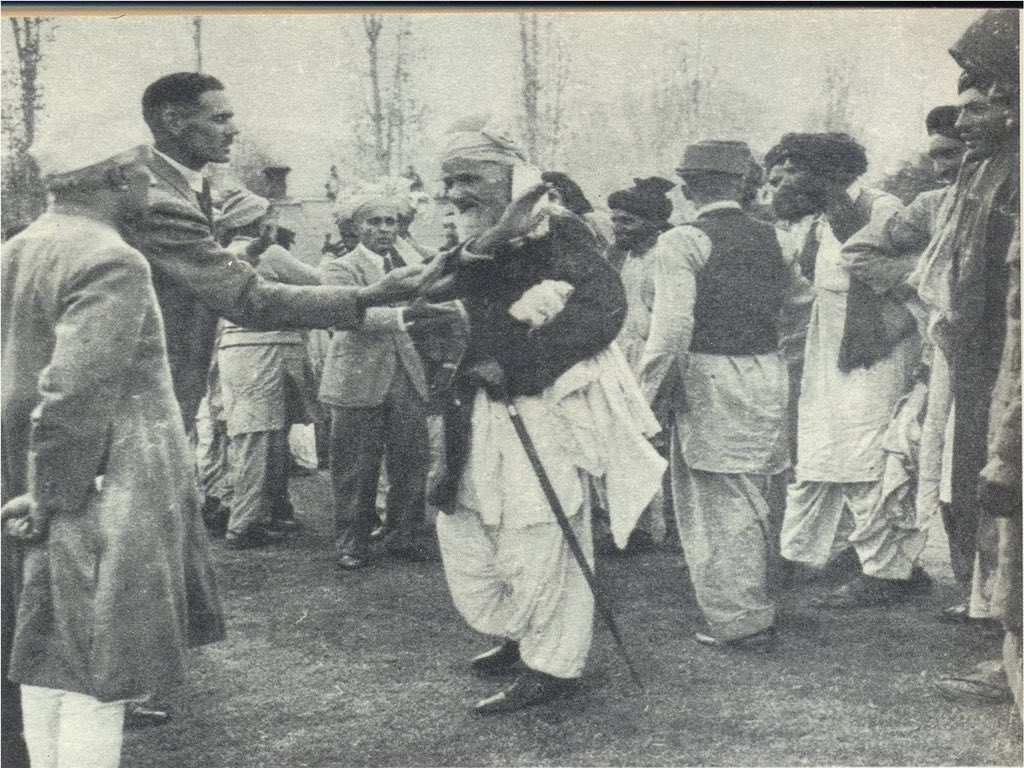 AyeshaMehsud's tweet photo. Malak Mehrdal Mehsud, Chief of his tribe, approaching Nehru to slap him. 
 Waziristan, 1946.
#MehsudTribe❤ https://t.co/JkkUtYy24R