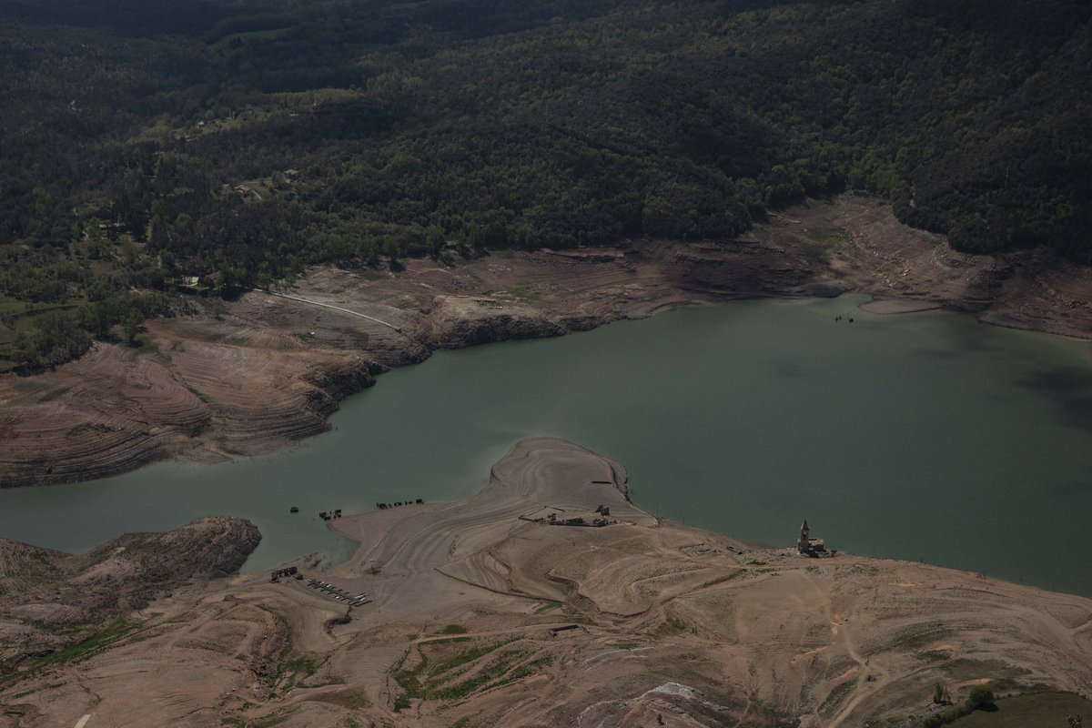 David_Aparicio1's tweet photo. Sau Reservoir Catalonia 04/24/23. The drought and the transfer of water to the Susqueda reservoir leaves Sau at 6% of its capacity.
Catalonia could decree the emergency phase due to drought soon.
#ClimateAction @guardian @nytimesworld #extremdrough #drough #ClimateEmergency https://t.co/kd0Ab3lemv