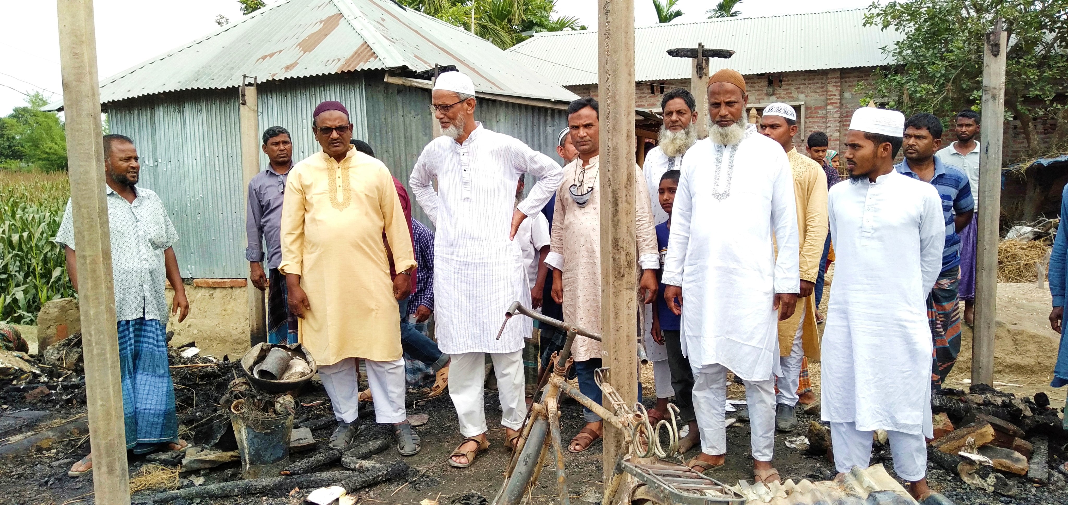 পীরগঞ্জে ভয়াবহ আগুন; নগদ অর্থসহ গবাদি পশু পুড়ে ছাই