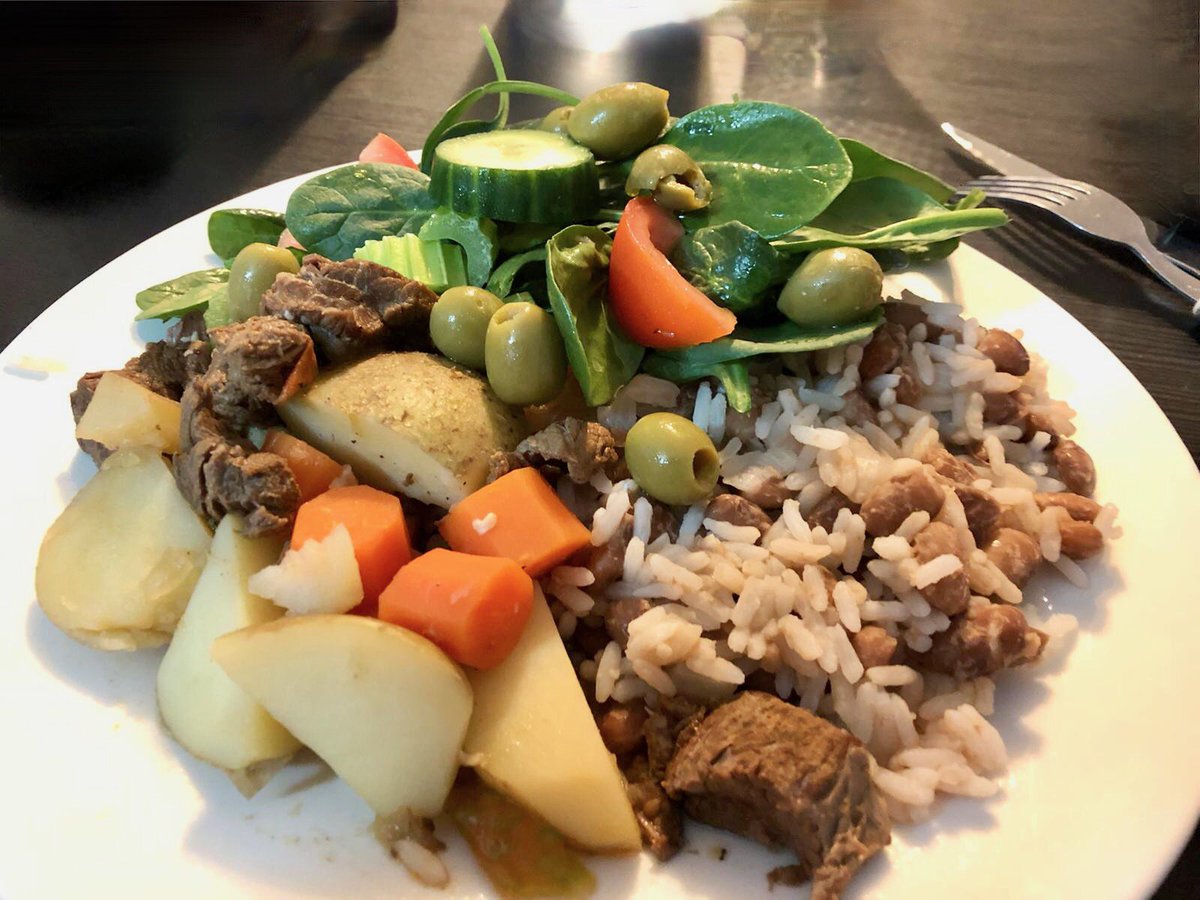 Last night my husband brought Brazil to England. He cooked a very Brazilian dish - Beef stew, rice and beans. 

To cook the beef stew, my husband used his moms beef stew recipe and cooked it in a pressurised cooker, which made the beef so tender - it was falling a part! 😋