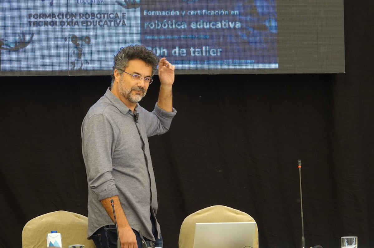 anelfernando's tweet image. En el #TelecoSmartDay hablando de #Robots de #Hardware libre, como los basados en @arduino  : @escornabot @mClonRobot  @OttoDIY @masaylo 
Organizado de manera espectacular por @COITT_CLM en el Parador de Almagro. Un lujo participar y disfrutar de todas las actividades.