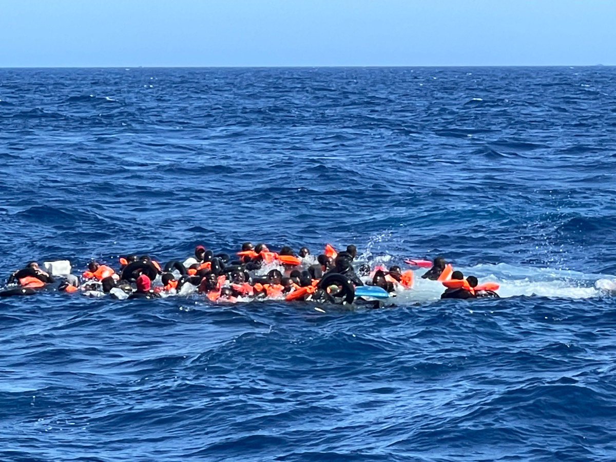 El barco #Astral rescata con vida a 47 personas en un naufragio en aguas internacionales cerca de #Lampedusa, 1 bebé de 8 meses y una mujer embarazada en estado grave, entre ellas.