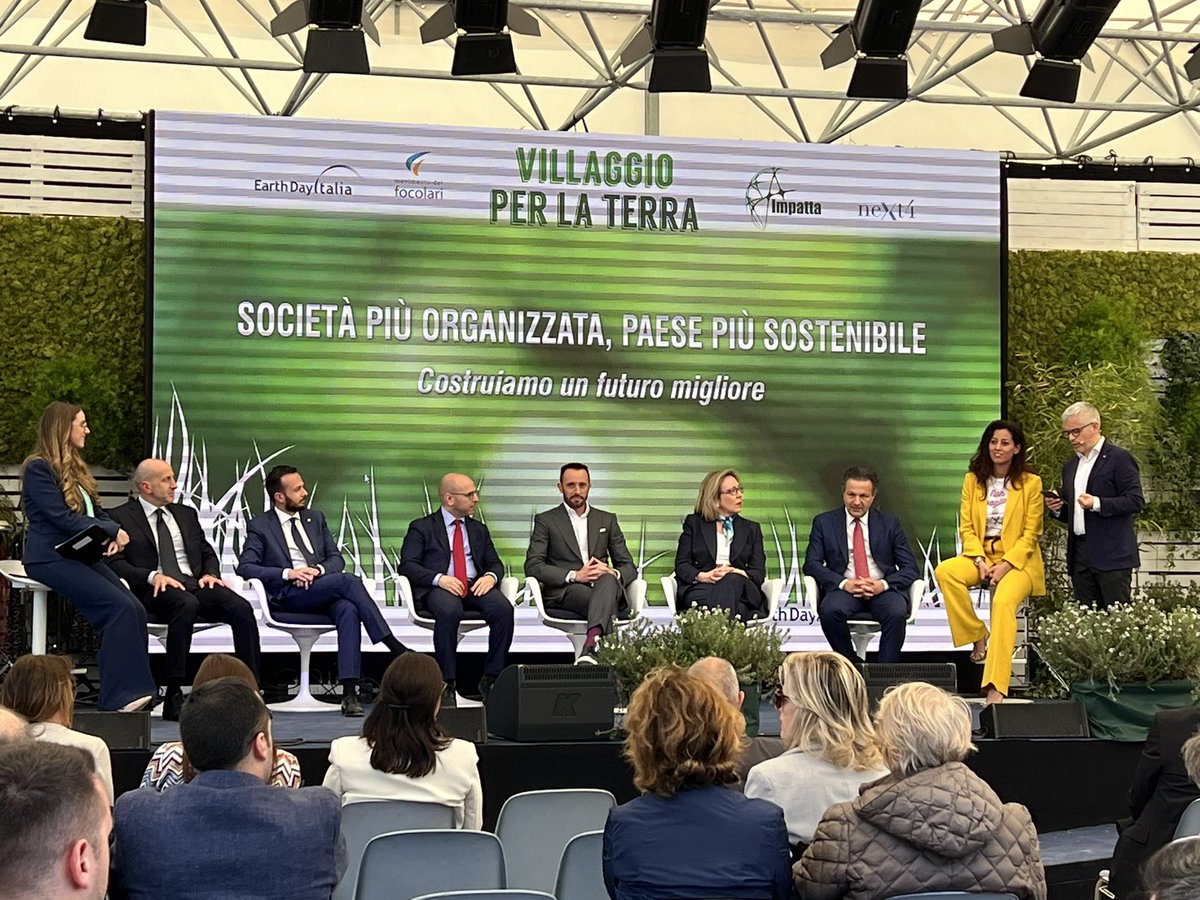 Anche oggi siamo al #VillaggioperlaTerra con gli amici di @EarthDayItalia. @liviogigliuto e @fnicodemo hanno partecipato al panel su Investor and Business Relator e Public Innovation Manager: innovazione al servizio di PMI e PA per la crescita del Paese. Grazie a tutte e tutti