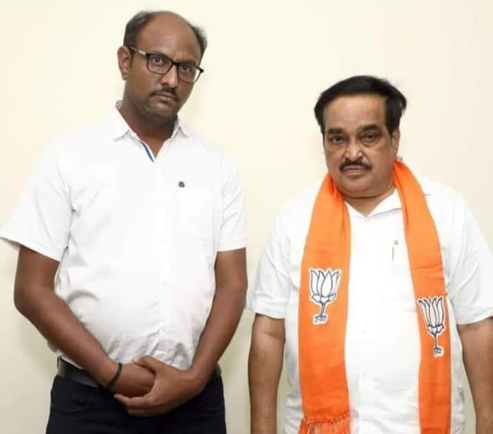 MayurdhvajDabhi's tweet photo. ડમી ડમી 

દાંતીવાડામાં ૧૮,૦૦૦ રૂપિયામાં દસમા ધોરણ પાસ થયાનું પ્રમાણપત્ર બનાવી આપતો બનાસકાંઠા ભાજપનો જીગ્નેશ ત્રિવેદી રૂપિયા લેતા રંગે હાથ પકડાયો.

જીગ્નેશ ત્રિવેદી સરકારી શિક્ષક છે  છેલ્લા કેટલાય વર્ષોથી પૈસા લઈને દસમું પાસનું પ્રમાણપત્ર બનાવી આપતો હતો એવા સમાચાર મળ્યા છે. https://t.co/A2CxAi7vP7