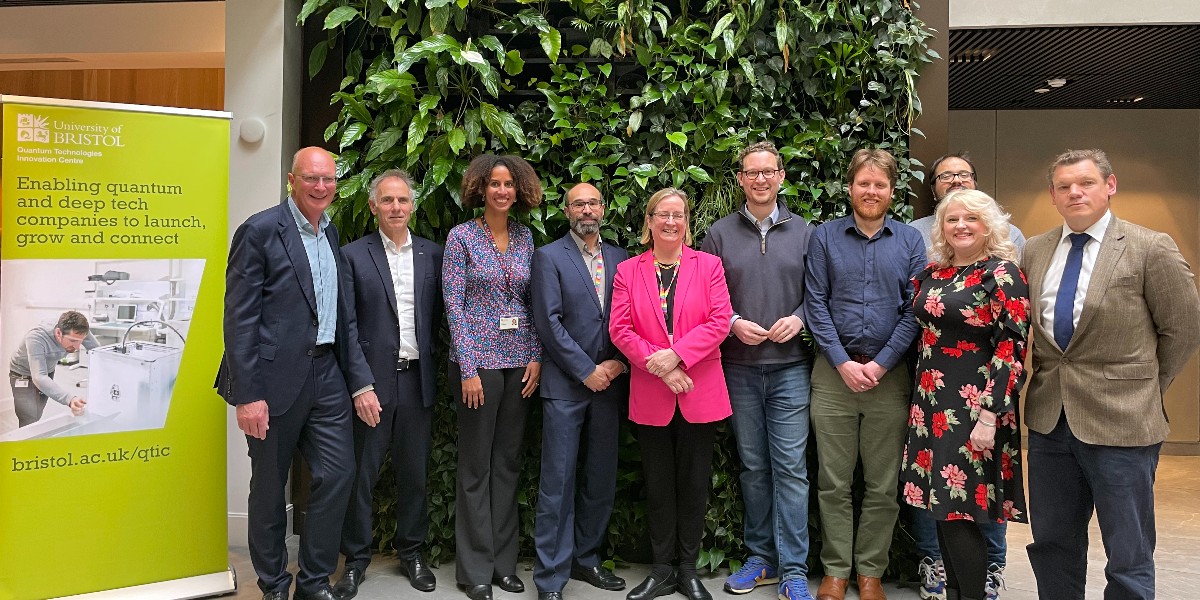 BristolUni's tweet photo. We were delighted to welcome @darrenpjones MP to Bristol's Quantum Technologies Innovation Centre last Friday to meet with our Vice Chancellor, @evelynwelch2013 , and quantum founders, and have a tour of our labs and facilities.
@zpmtechnology
#QuantumStartUps https://t.co/hCNA08KenY