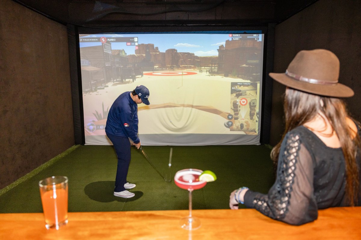 You've got food, you've got friends, and you've got a state-of-the-art golf simulator: What else could you ask for out of a fun night? 👋 #LinksClub #GolfSimulator