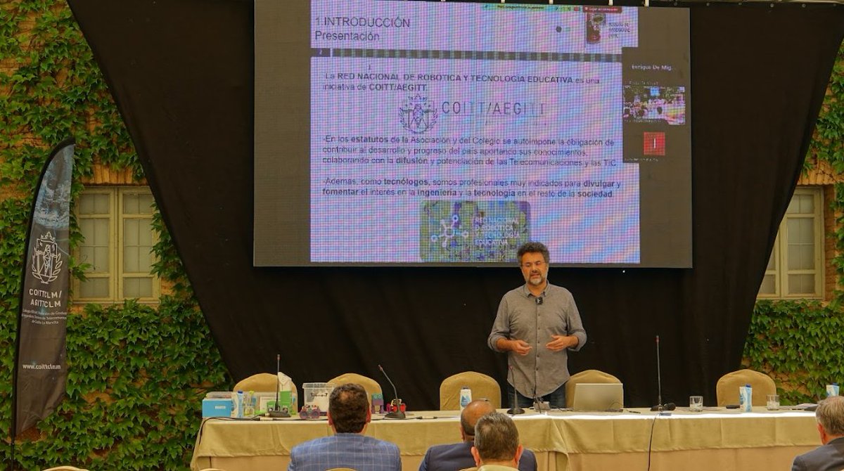 anelfernando's tweet image. En el #TelecoSmartDay hablando de #Robots de #Hardware libre, como los basados en @arduino  : @escornabot @mClonRobot  @OttoDIY @masaylo 
Organizado de manera espectacular por @COITT_CLM en el Parador de Almagro. Un lujo participar y disfrutar de todas las actividades.