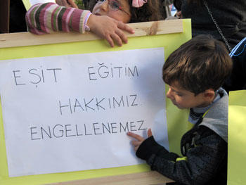 Parası olan çocuğunu özel okullara gönderirken emekçinin çocuğu mahalle mektebinde niteliksiz eğitime mahkum oluyor.

Kamusal eğitim kastı olarak geri bırakılıyor.
Müfredat bilimden uzaklaştırılıyor.

📌 Eğitimin özelleştirilmesini durdurmak için İLERi❗
#EğitimEnkazAltındaKaldı