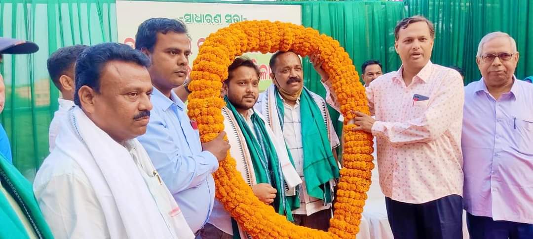 BiswalSouvic's tweet photo. ଯୁବ ଓ ବରିଷ୍ଠ ନେତୃମଣ୍ଡଳୀ ତଥା କର୍ମକର୍ତ୍ତା ଗଣ, ବିଭାଗୀୟ ଅଧିକାରୀ ଏବଂ ଆମ ସମସ୍ତଙ୍କ ପ୍ରିୟ ନେତା ତଥା ପୂର୍ବତନ ବିଧାୟକଙ୍କୁ ମୋର ବିନମ୍ର ପ୍ରଣାମ ଜଣାଇବା ସହ ଆନ୍ତରିକ ଶୁଭେଚ୍ଛା ଓ ଧନ୍ୟବାଦ୍ ଜ୍ଞାପନ କରୁଛି।🙏
#ବିକାଶ_ପଥରେ_କଟକ_ମହାନଗର 💐 #ChoudwarCuttack
#DevelopmentWorksInCuttack 👏 #Odisha https://t.co/hQsMklUjZd