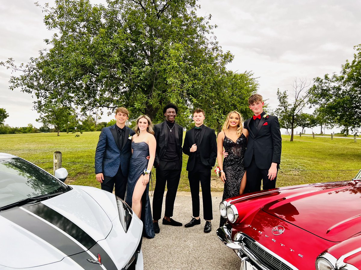 DerrDamon's tweet photo. @JaksonDerr and his Patriot teammates did prom right! @EV_Hoops @var_austin https://t.co/6pNgy45TZ7