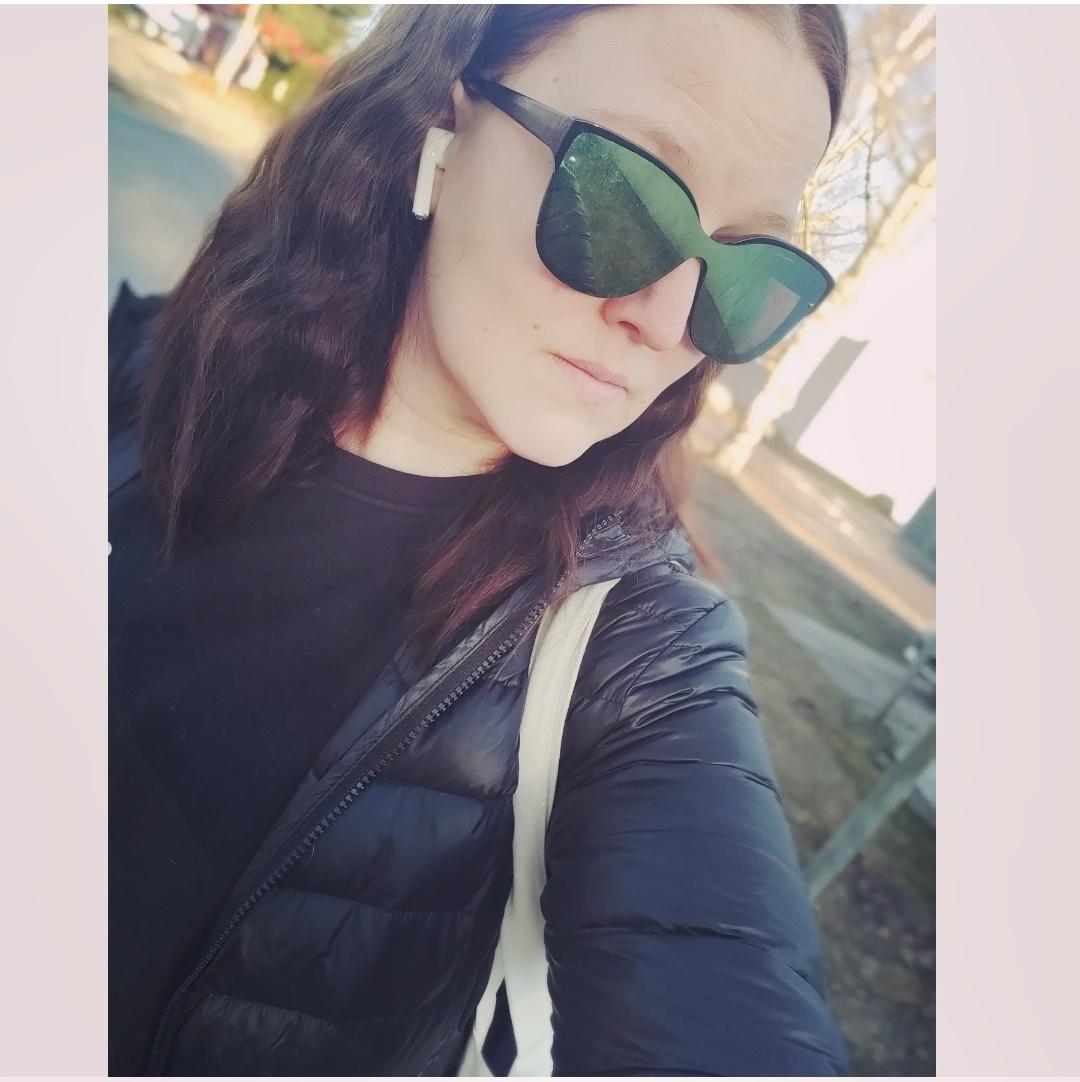 LofgrenSatu's tweet photo. Ottaisitko töihin tulevaisuuden sairaanhoitajan? 🧑‍⚕️🏥 Mietin kovasti mihin suuntautuisin opinnoissani.. mikähän olis se oma juttu? 🤔 
#mietteitä #mihinhaluansuuntautua #tulevaisuudensairaanhoitaja https://t.co/p8fm7IpdtX