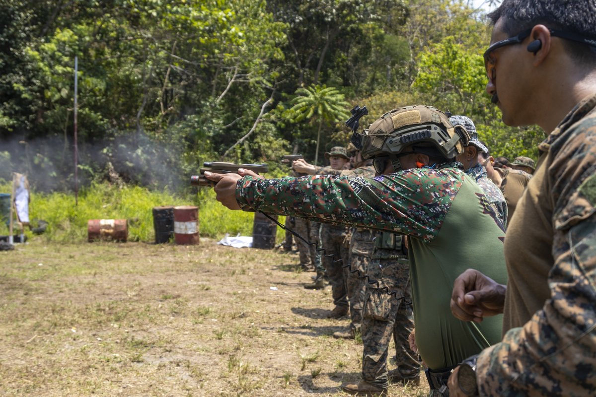 #Marines with the @Official13thMEU conduct a close quarters training range alongside Philippine Marines during Exercise Balikatan 23 in the Philippines, April 19.

#Balikatan is an annual exercise between the Armed Forces of the Philippines and U.S. military.

#AlliesAndPartners