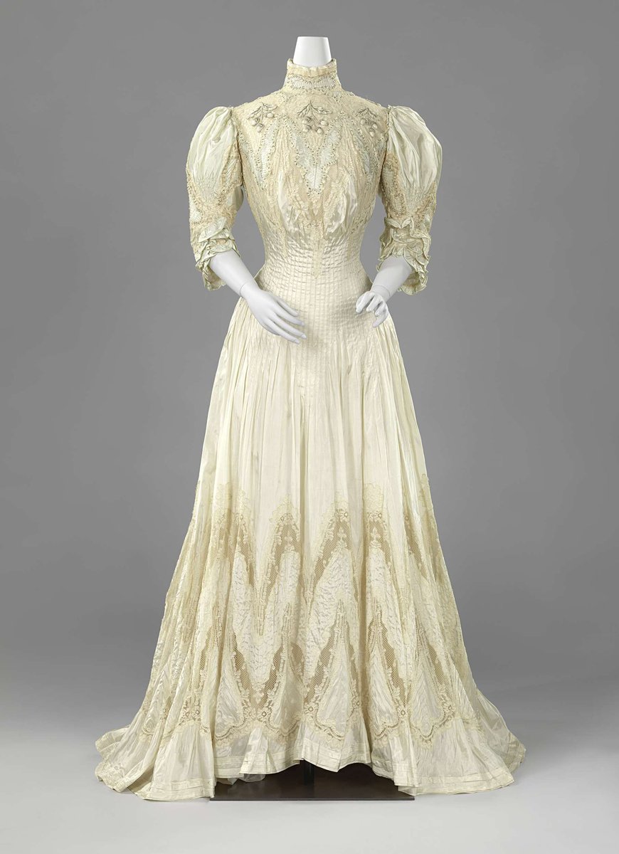 kateStrasdin's tweet image. #Pintucks have been deployed to striking effect here in a c1908 gown cut in a princess (one piece) style. Whilst lacy hem inserts and the #embellished collar add detail high and low, the waist is gathered in with rows of tucks @rijksmuseum #fashionhistory