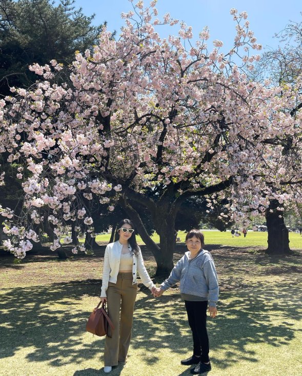 aaaa080887's tweet photo. The first time I traveled far alone with my mom and to make it convenient for my mom,I decided to join the tour.When I chose the departure date,I asked the traveller to choose a date with a lot of parents so that my mom would have lot of friends who were on the same pace as her😂 https://t.co/HSG8UTfUGg