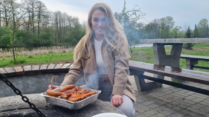 Dobre pęto w plenerze to jest to co lubię 😅👌 Wy już po pierwszym grillu? https://t.co/DwMgW7oLrp<a href="/tag/qatar2022"class="tags"><span>#qatar2022</span></a><a href="/tag/polksa"class="tags"><span>#polksa</span></a>