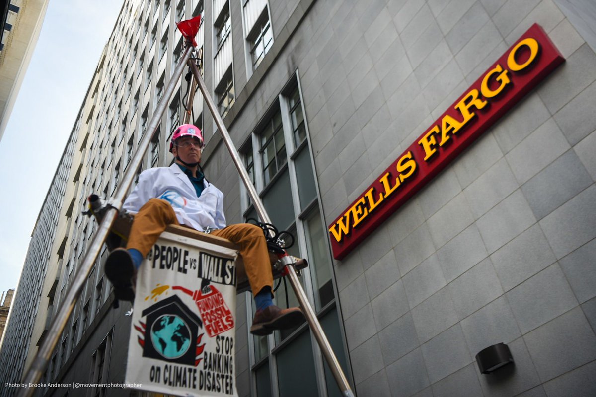 oil_action's tweet photo. Wall Street banks like @WellsFargo keep lending billions to the #FossilFuel industry. We say NOT ONE PENNY MORE. 

We have shut down their world headquarters in #SanFrancisco
the day before their shareholder meeting. #ClimateActionNow -
not excuses.

Pics by @movementphotog https://t.co/3xT1NiN7ss