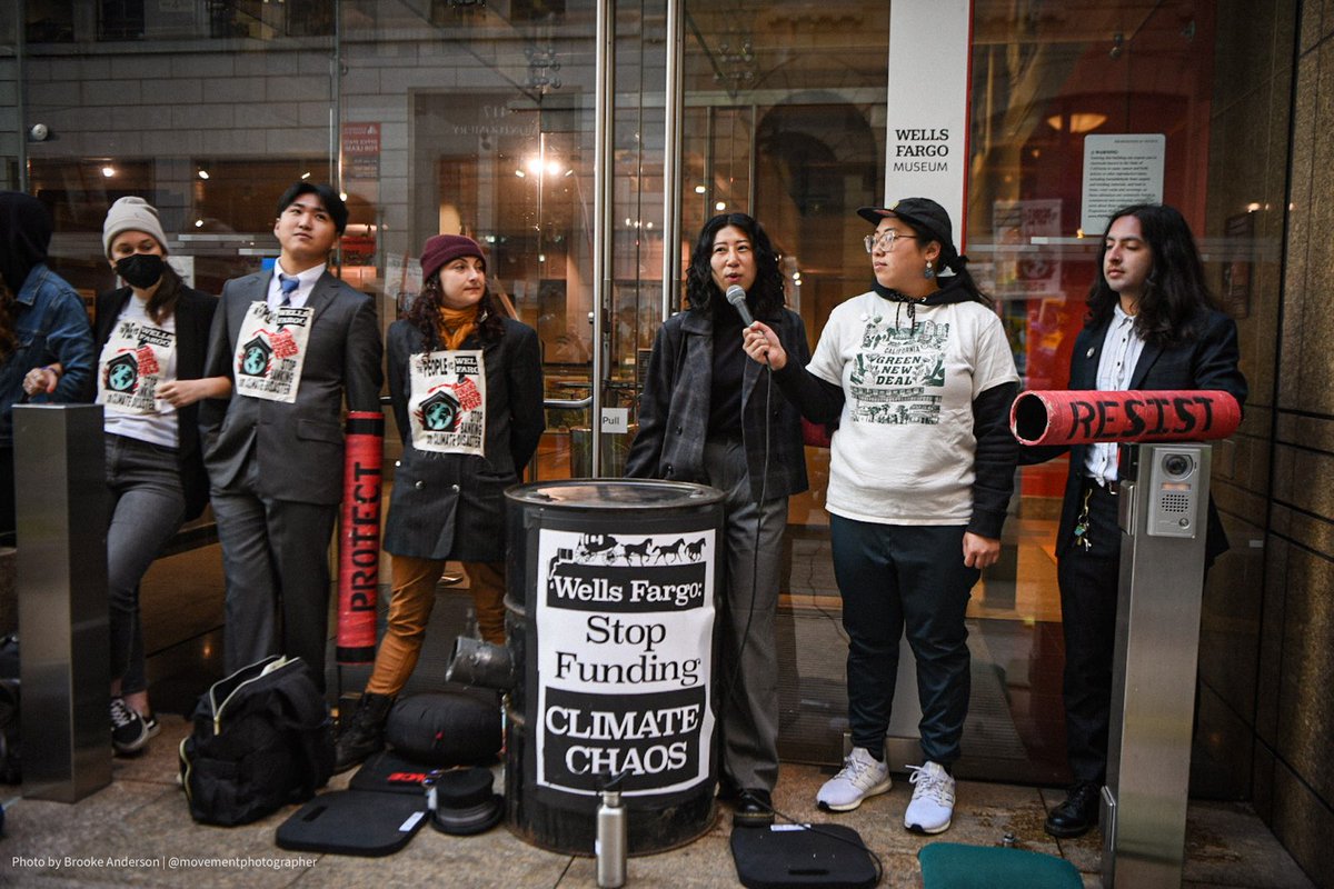 oil_action's tweet photo. Wall Street banks like @WellsFargo keep lending billions to the #FossilFuel industry. We say NOT ONE PENNY MORE. 

We have shut down their world headquarters in #SanFrancisco
the day before their shareholder meeting. #ClimateActionNow -
not excuses.

Pics by @movementphotog https://t.co/3xT1NiN7ss