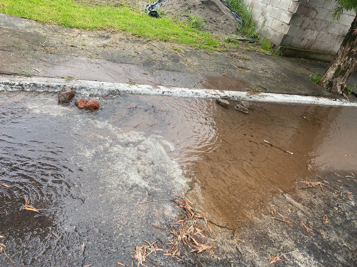 CarolinaDillo11's tweet photo. 🆘 Reporte fuga fuerte de agua @aguadequito, URB Jardines del Este II, calle 3 principal. Cumbaya, Evitemos el desperdicio del líquido vital urge su reparación S.O.S🆘 https://t.co/soiGFJvLZ0