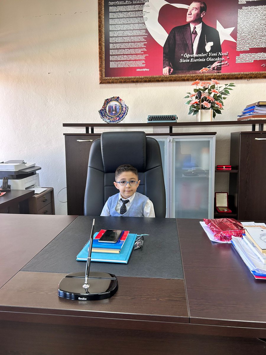 kigimem12's tweet photo. 23 Nisan Ulusal Eğemenlik ve Çocuk Bayramı nedeniyle,İlçe Milli Eğitim Müdürlüğümüzü ziyaret eden sevgili çocuklarımızı makamımızda  ağırlayarak,bizden isteklerini aldık kendilerine ve okul müdürlerine teşekkür ediyorum, Başarılar dilerim. 
#23NisanKutluOlsun 
@KigiKaymakam https://t.co/QEQhIYxyrC