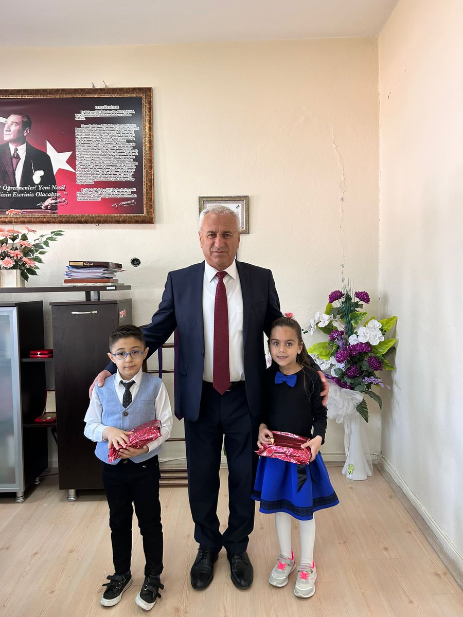 kigimem12's tweet photo. 23 Nisan Ulusal Eğemenlik ve Çocuk Bayramı nedeniyle,İlçe Milli Eğitim Müdürlüğümüzü ziyaret eden sevgili çocuklarımızı makamımızda  ağırlayarak,bizden isteklerini aldık kendilerine ve okul müdürlerine teşekkür ediyorum, Başarılar dilerim. 
#23NisanKutluOlsun 
@KigiKaymakam https://t.co/QEQhIYxyrC