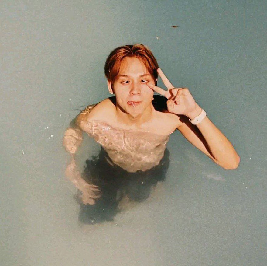 loveryst_'s tweet photo. IN THE MIDDLE OF THE NIGHT??? REYSTER WHAT IS THIS https://t.co/BlCtxzhSQk