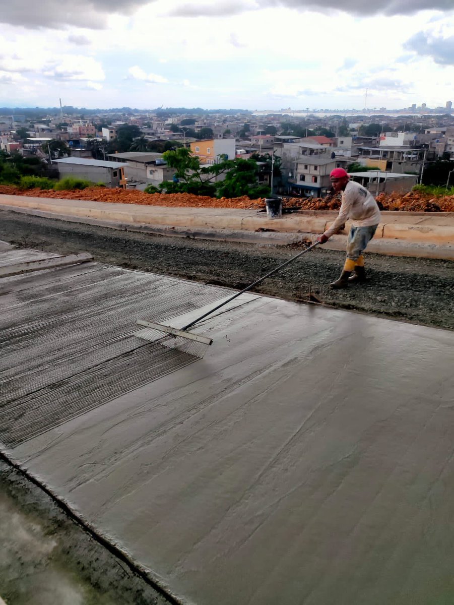 🚧🚜 Se realizan trabajos de colocación de hormigón en la vía de acceso al sector de las antenas de el #CerroLasCabras.