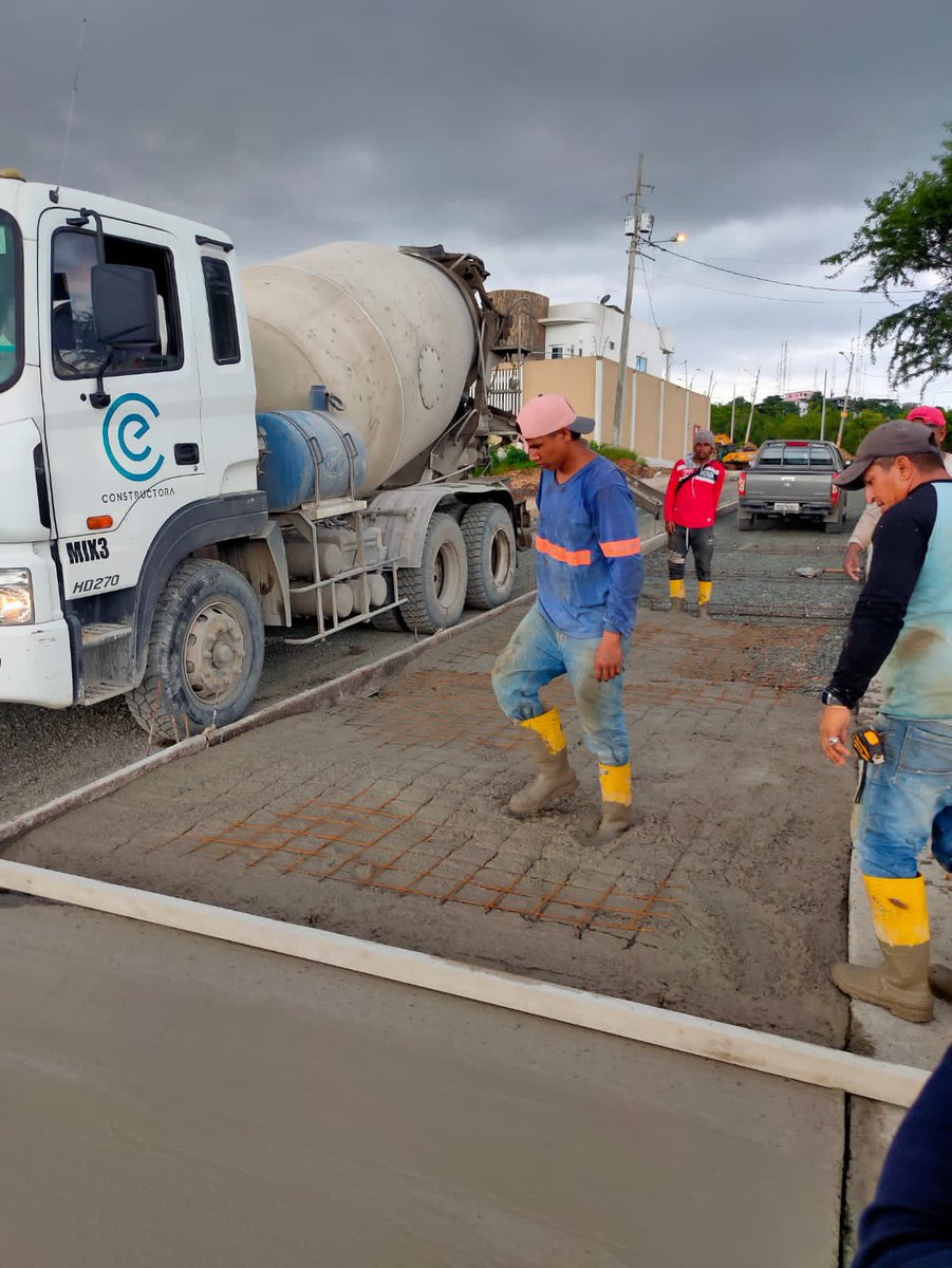 GobiernodeDuran's tweet photo. 🚧🚜 Se realizan trabajos de colocación de hormigón en la vía de acceso al sector de las antenas de el #CerroLasCabras. https://t.co/yMcS4Lkf8r
