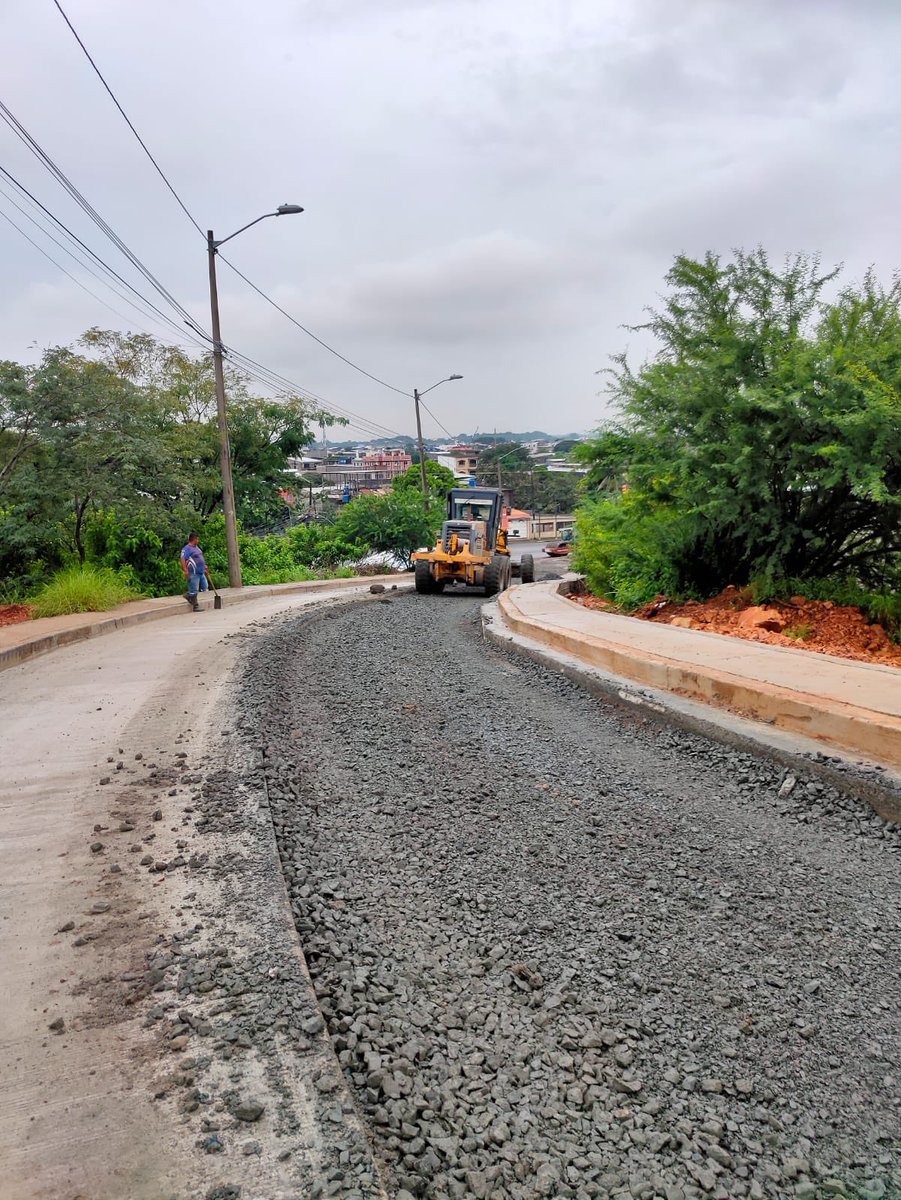 GobiernodeDuran's tweet photo. 🚧🚜 Se realizan trabajos de colocación de hormigón en la vía de acceso al sector de las antenas de el #CerroLasCabras. https://t.co/yMcS4Lkf8r