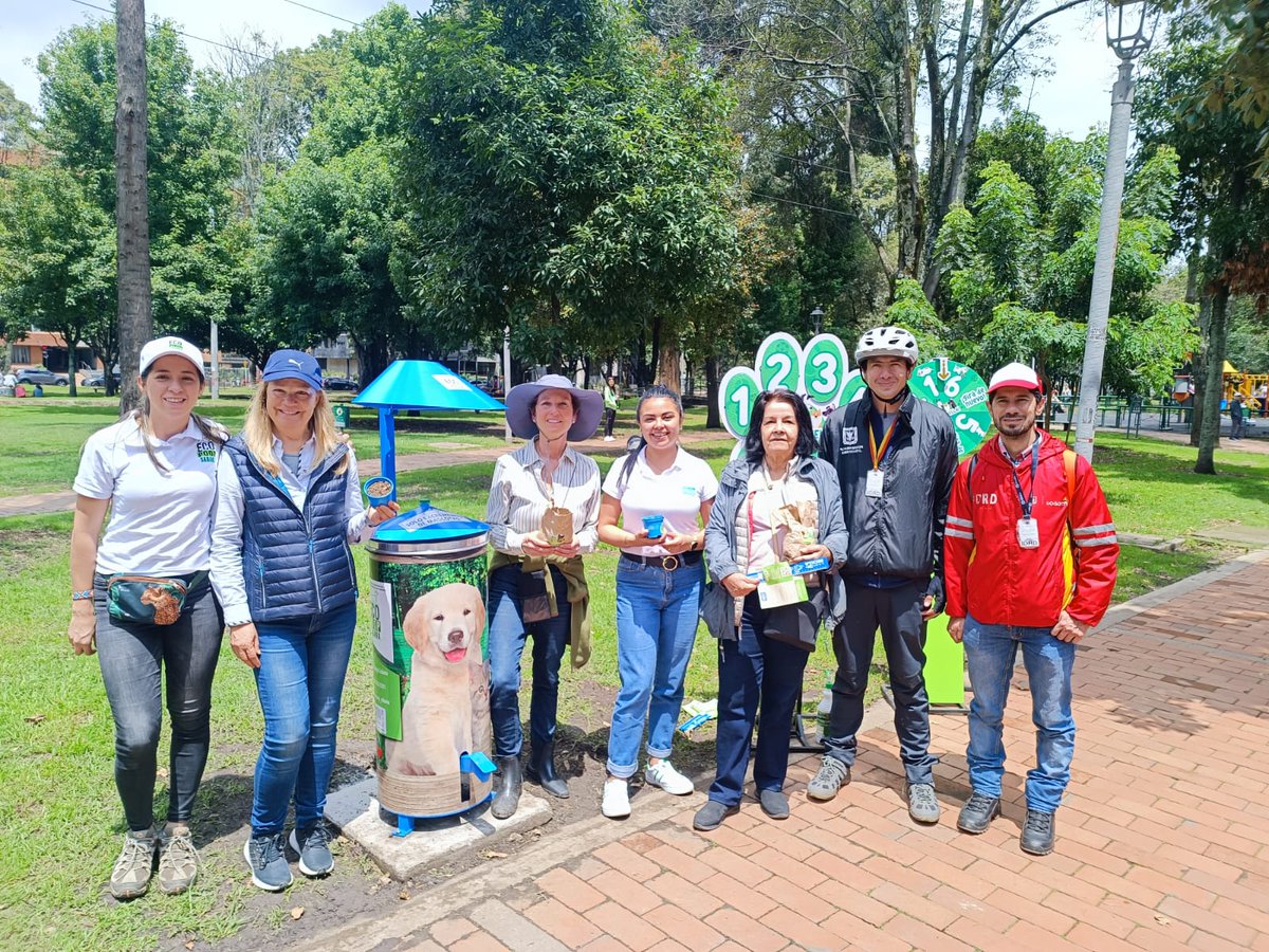 AsoResiChico's tweet photo. Agradecemos al @IDRD  @DarnelColombia @Ecopoop  y al trabajo de ARCHI, por la actividad realizada el día de ayer en el #parqueelvirrey dando a conocer los puntos de recolección de residuos reciclables, y el nuevo punto de EcoPoop para disposición de excretas de mascotas. https://t.co/D4AMCJBg0T