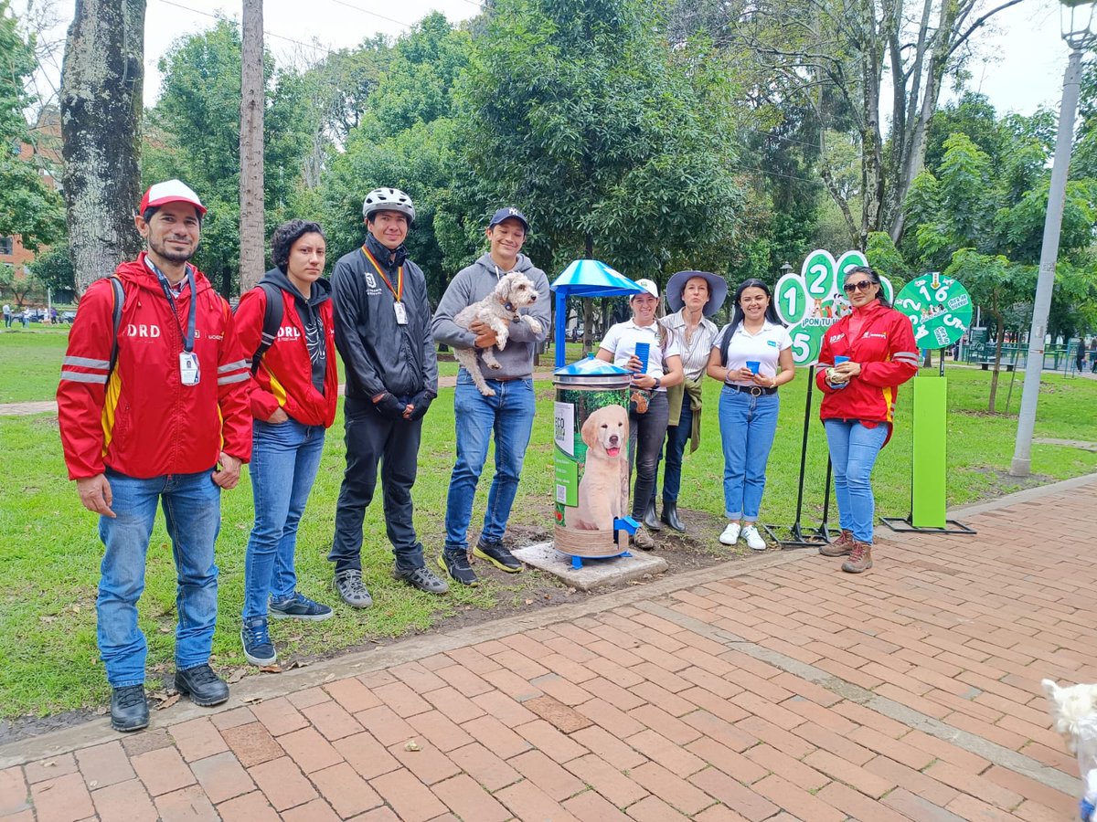 AsoResiChico's tweet photo. Agradecemos al @IDRD  @DarnelColombia @Ecopoop  y al trabajo de ARCHI, por la actividad realizada el día de ayer en el #parqueelvirrey dando a conocer los puntos de recolección de residuos reciclables, y el nuevo punto de EcoPoop para disposición de excretas de mascotas. https://t.co/D4AMCJBg0T