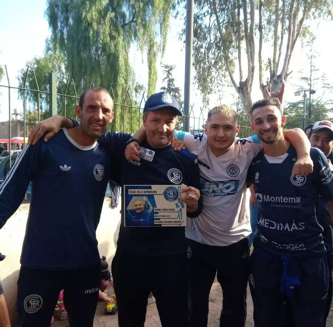 Vhipdromo's tweet photo. En la previa del partido del día de ayer, hicimos el reconocimiento y nombramiento de PRESIDENTE HONORARIO a nuestro querido amigo Carmelo Furfari, quien fuera elegido allá por el 2003 presidente de nuestra filial. 
FILIAL VILLA HIPÓDROMO
*UN PÚBLICO RESPETABLE* https://t.co/RkLVvVfc9C