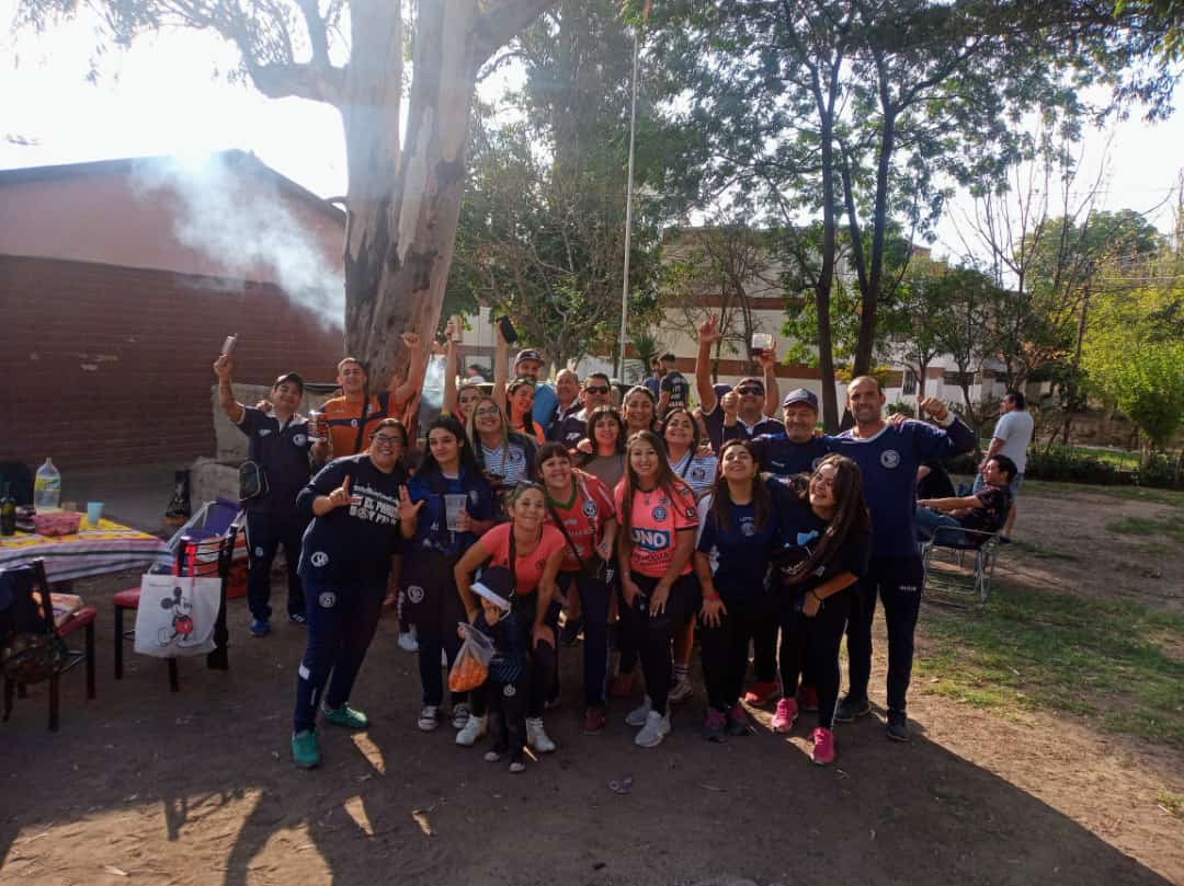 Vhipdromo's tweet photo. En la previa del partido del día de ayer, hicimos el reconocimiento y nombramiento de PRESIDENTE HONORARIO a nuestro querido amigo Carmelo Furfari, quien fuera elegido allá por el 2003 presidente de nuestra filial. 
FILIAL VILLA HIPÓDROMO
*UN PÚBLICO RESPETABLE* https://t.co/RkLVvVfc9C