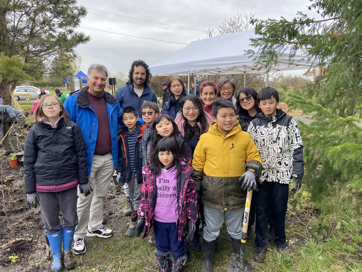 Fantastic Earth Day event in Richmond, BC, with tonnes of volunteers coming out to plant another mighty Mini-Forest - a small but mighty contribution to fighting climate change and nature loss | #MiniForests #NetworkofNature @NRCan @TD_Canada @CanGeo @grncommunities